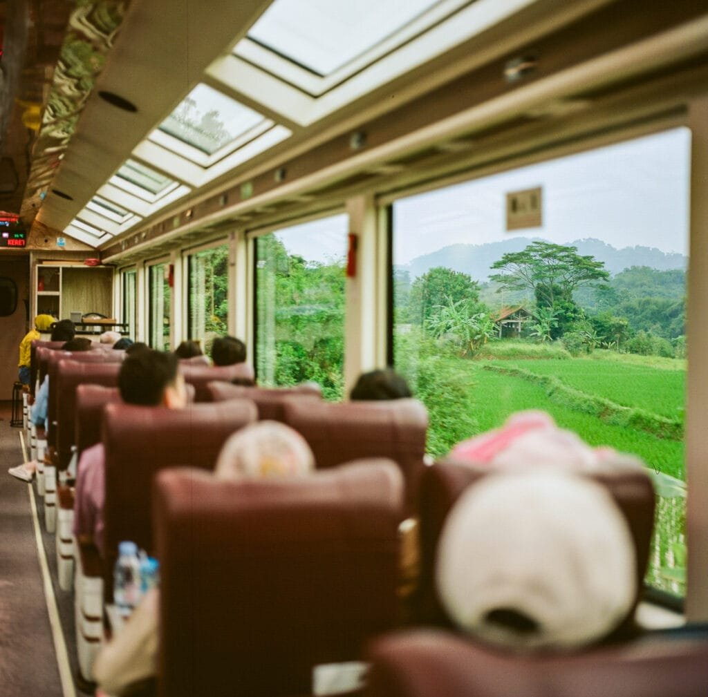 Vue intérieure du train panoramique entre Jakarta et Bandung, avec les rizières indonésiennes à travers les grandes baies vitrées.