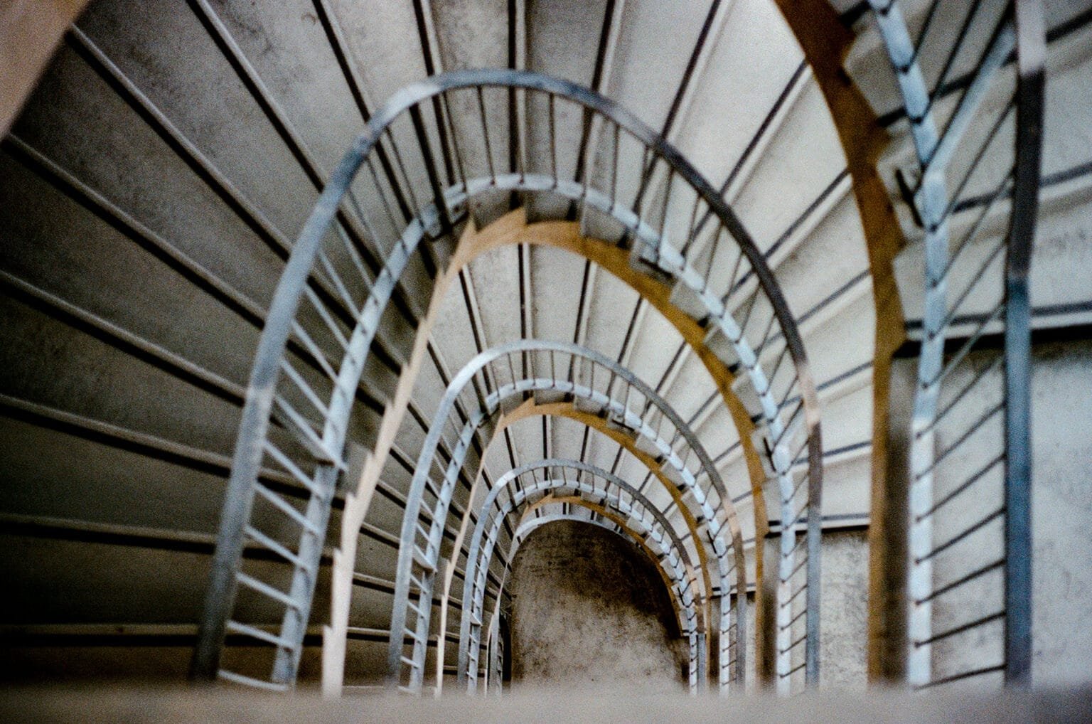 Vue plongeante sur un escalier en colimaçon du parking Gare Sud à Nantes, photographié en couleur avec un Leica M3.
