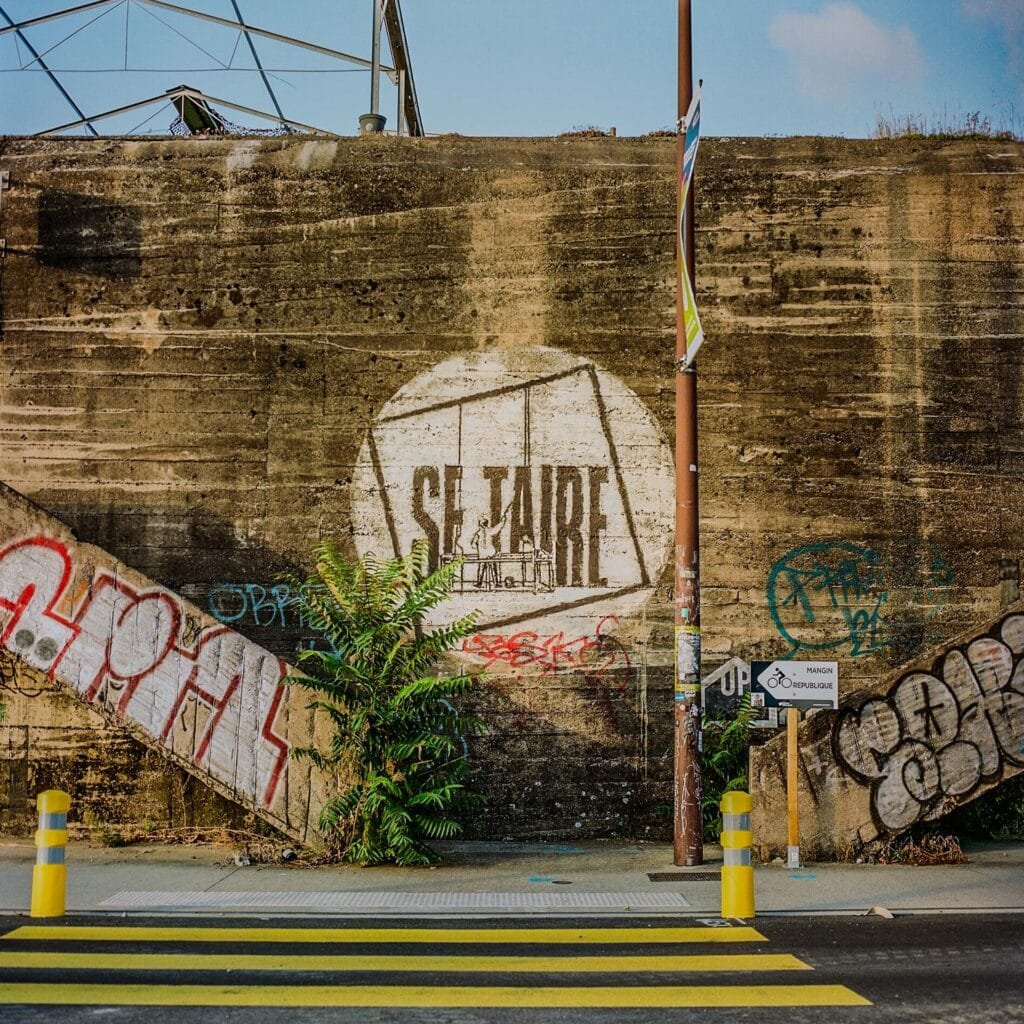 Fresque Se Taire peinte sur un blockhaus à Nantes, capturée avec un Hasselblad 500 C/M et une pellicule Portra 160.