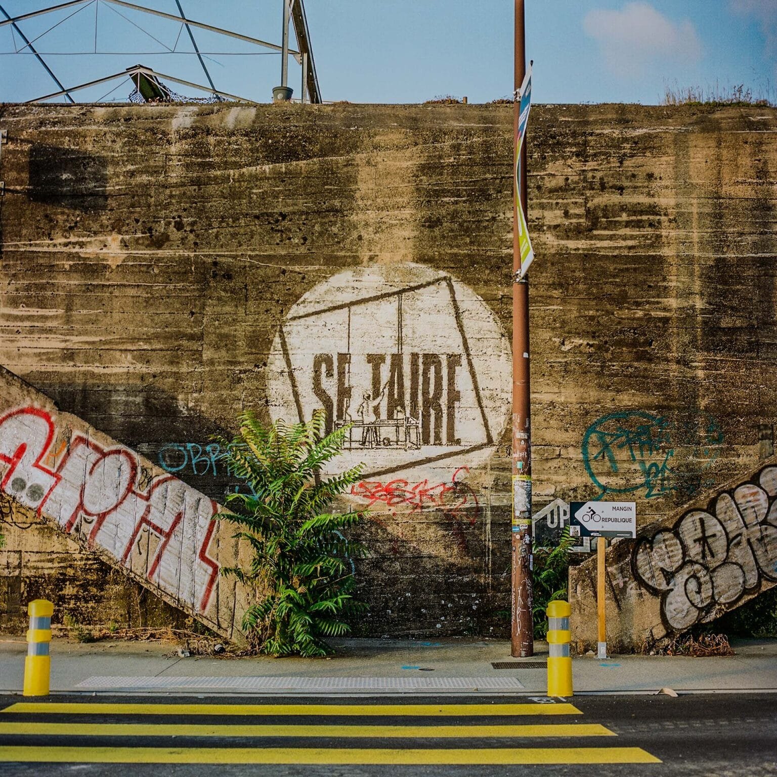 Fresque Se Taire peinte sur un blockhaus à Nantes, capturée avec un Hasselblad 500 C/M et une pellicule Portra 160.