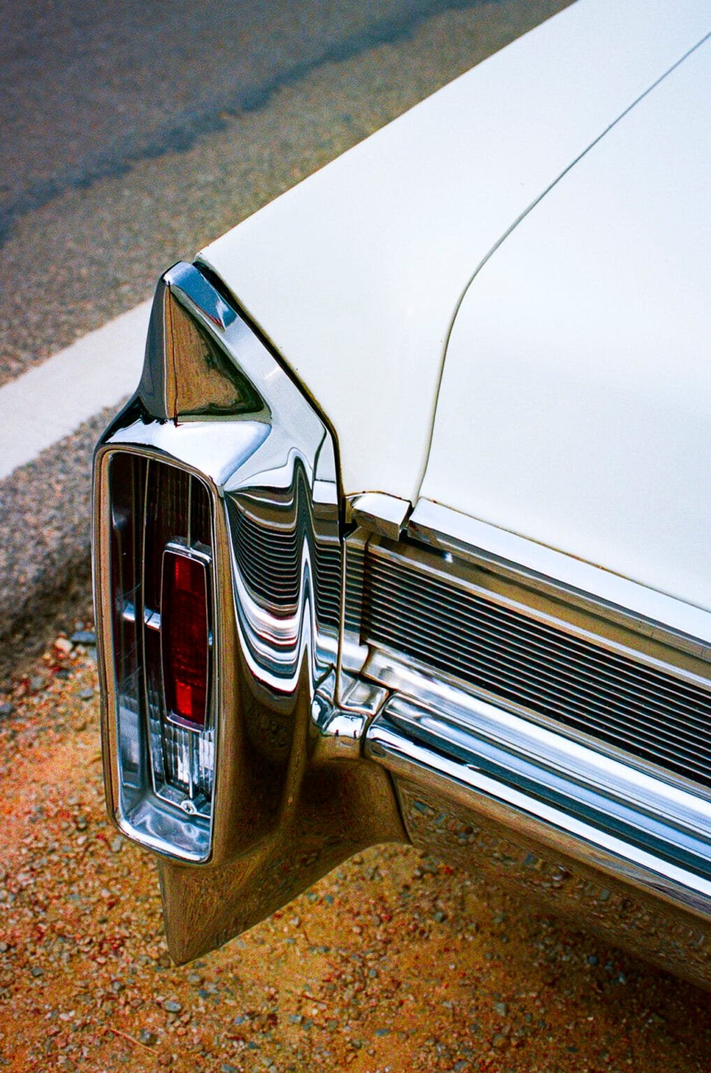 Détail chromé de l’arrière d’une Cadillac blanche photographiée à Tharon-Plage avec un Nikon F3 HP.
