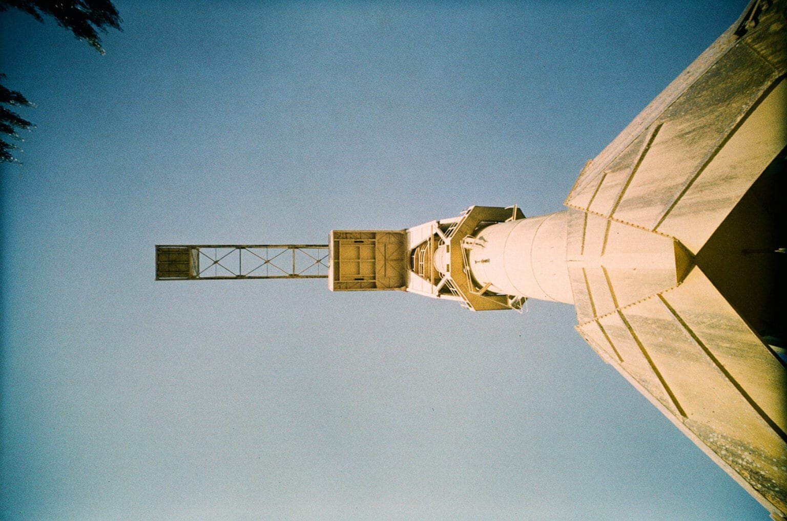 Vue en contre-plongée verticale de la Grue Titan jaune sur l’Île de Nantes.