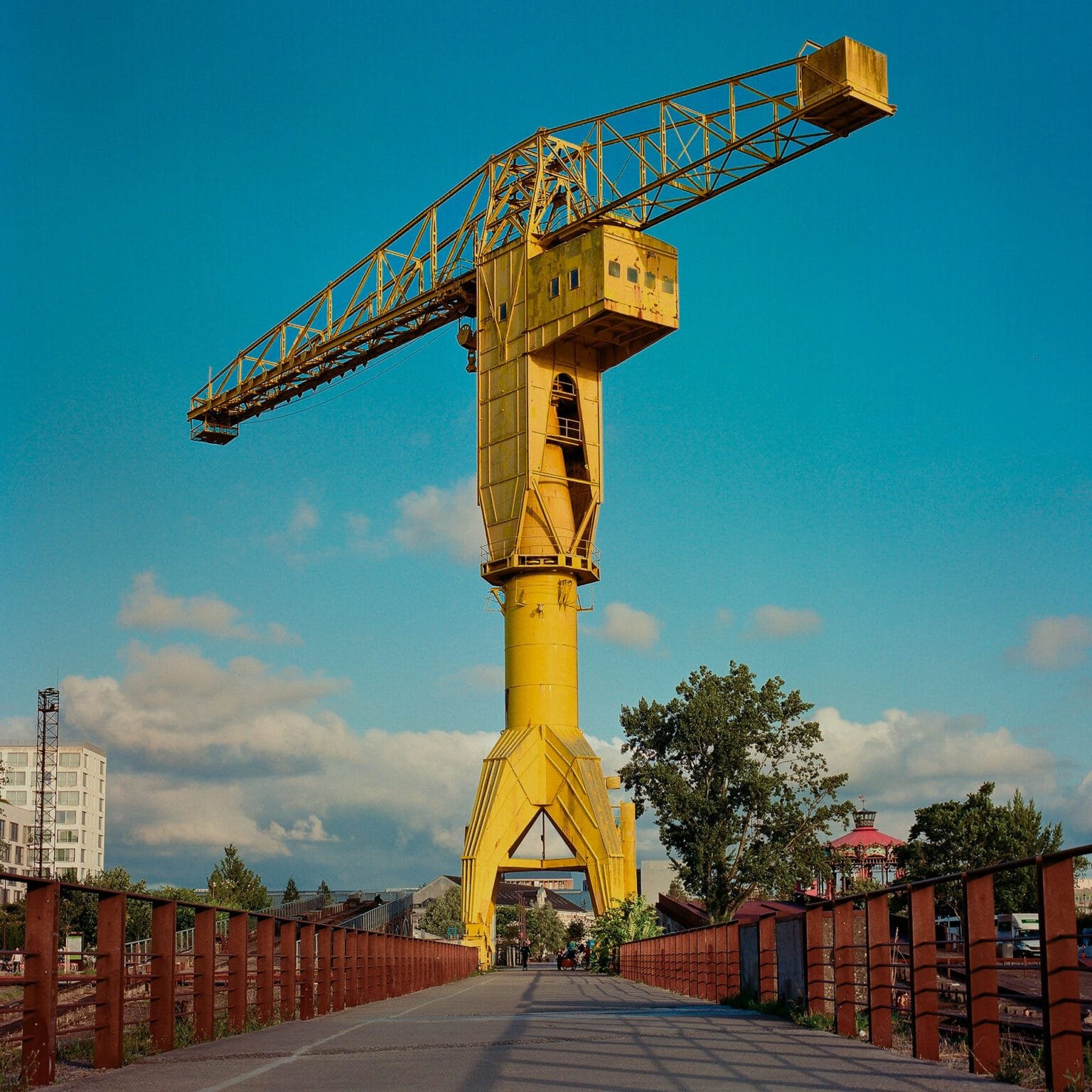 Grue Titan jaune sur l’île de Nantes photographiée en été avec un Hasselblad 500 C/M et une pellicule Kodak Portra 160.