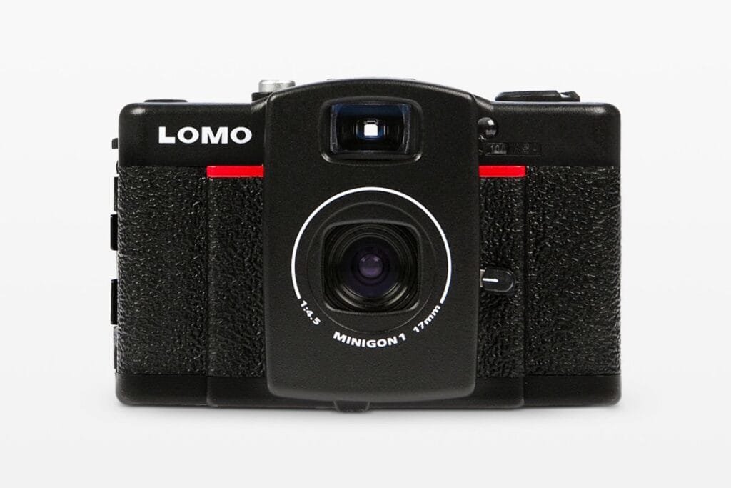 Appareil photo Lomo LC Wide vu de face, objectif Minigon 1 de 17mm, image officielle Lomography.