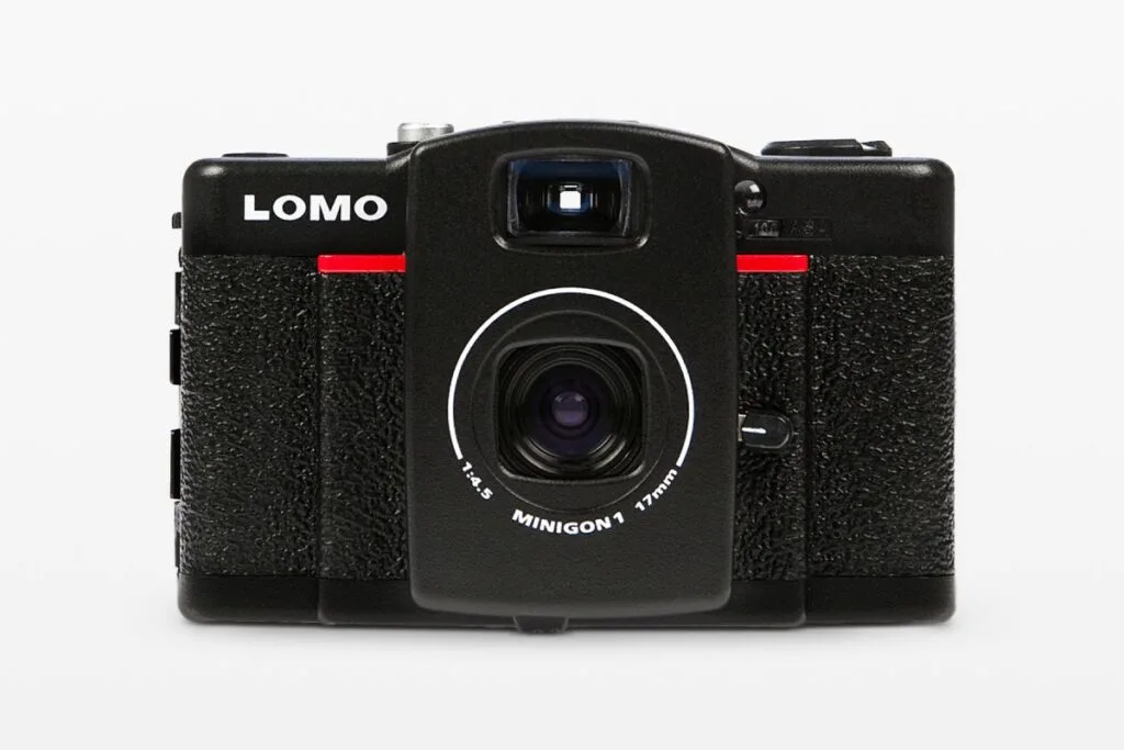 Appareil photo Lomo LC Wide vu de face, objectif Minigon 1 de 17mm, image officielle Lomography.