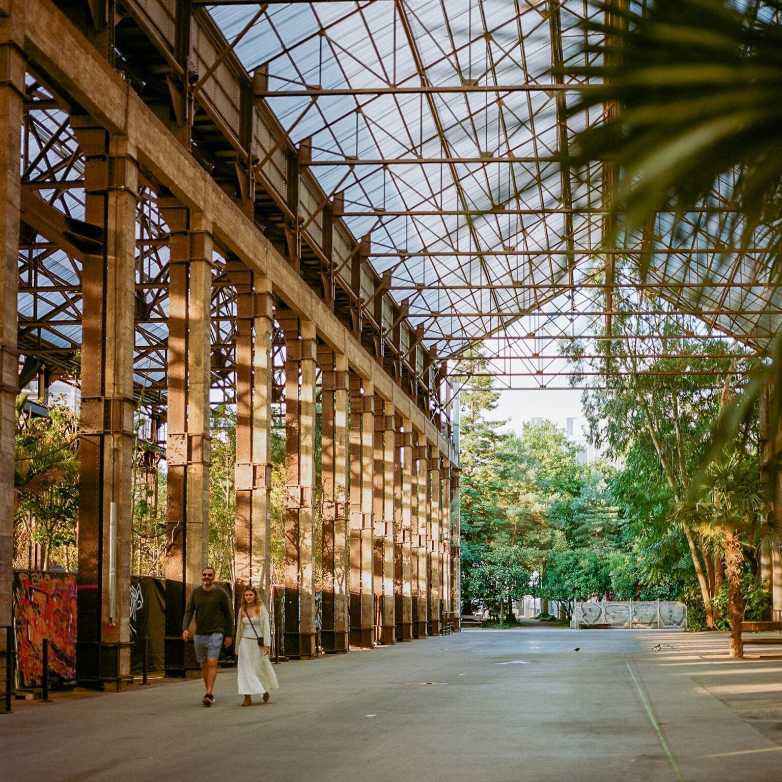 Structure métallique des Nefs des Machines de l’Île à Nantes, photographiée en couleur avec un Hasselblad 500 C/M.