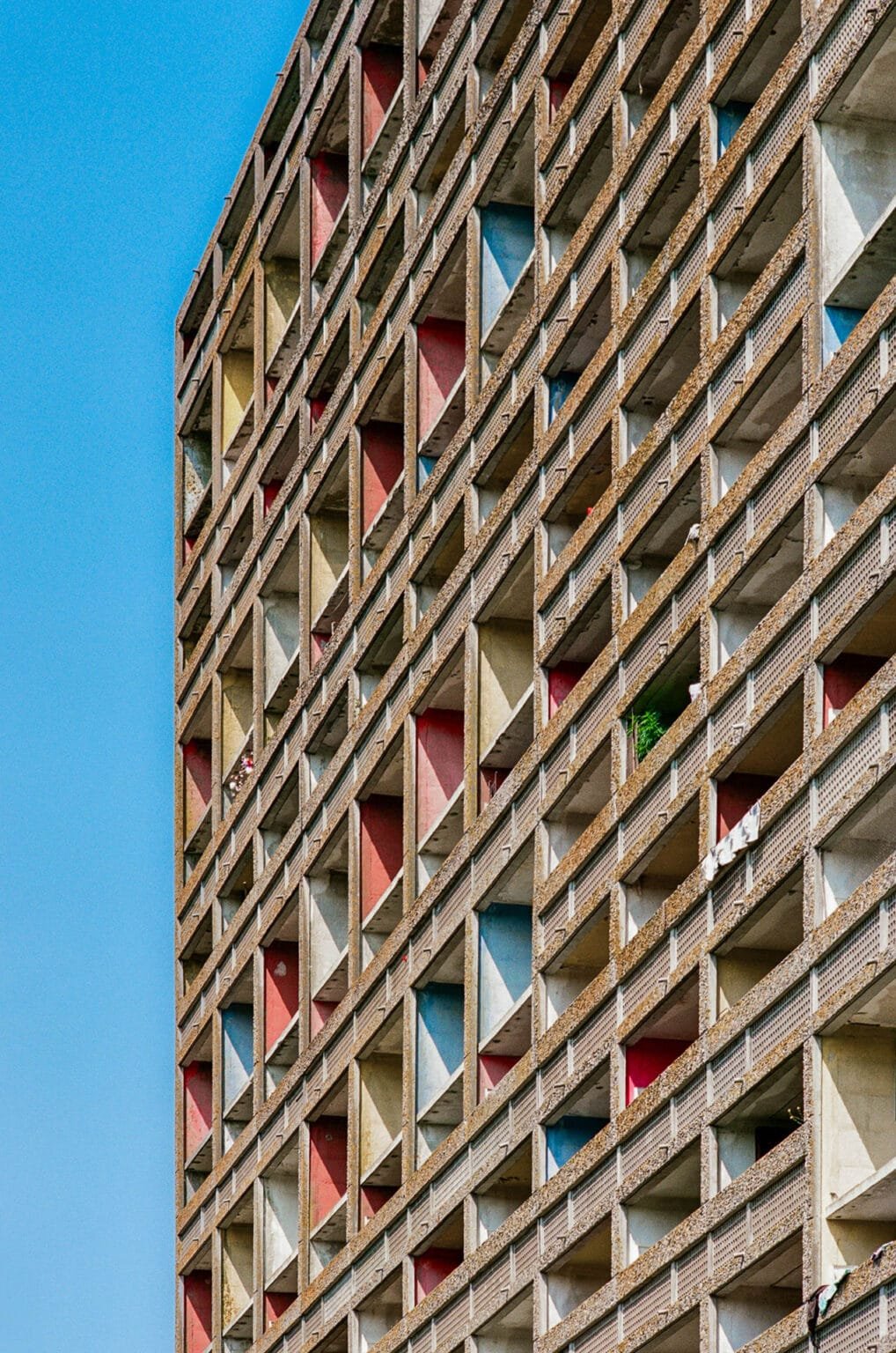 Façade colorée en béton brut de la Maison Radieuse de Rezé conçue par Le Corbusier, photographiée en couleur avec un Nikon F3 HP.