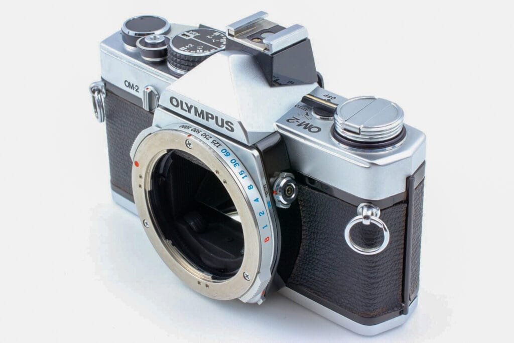 Boîtier Olympus OM-2 sans objectif, montrant la monture OM et le miroir.