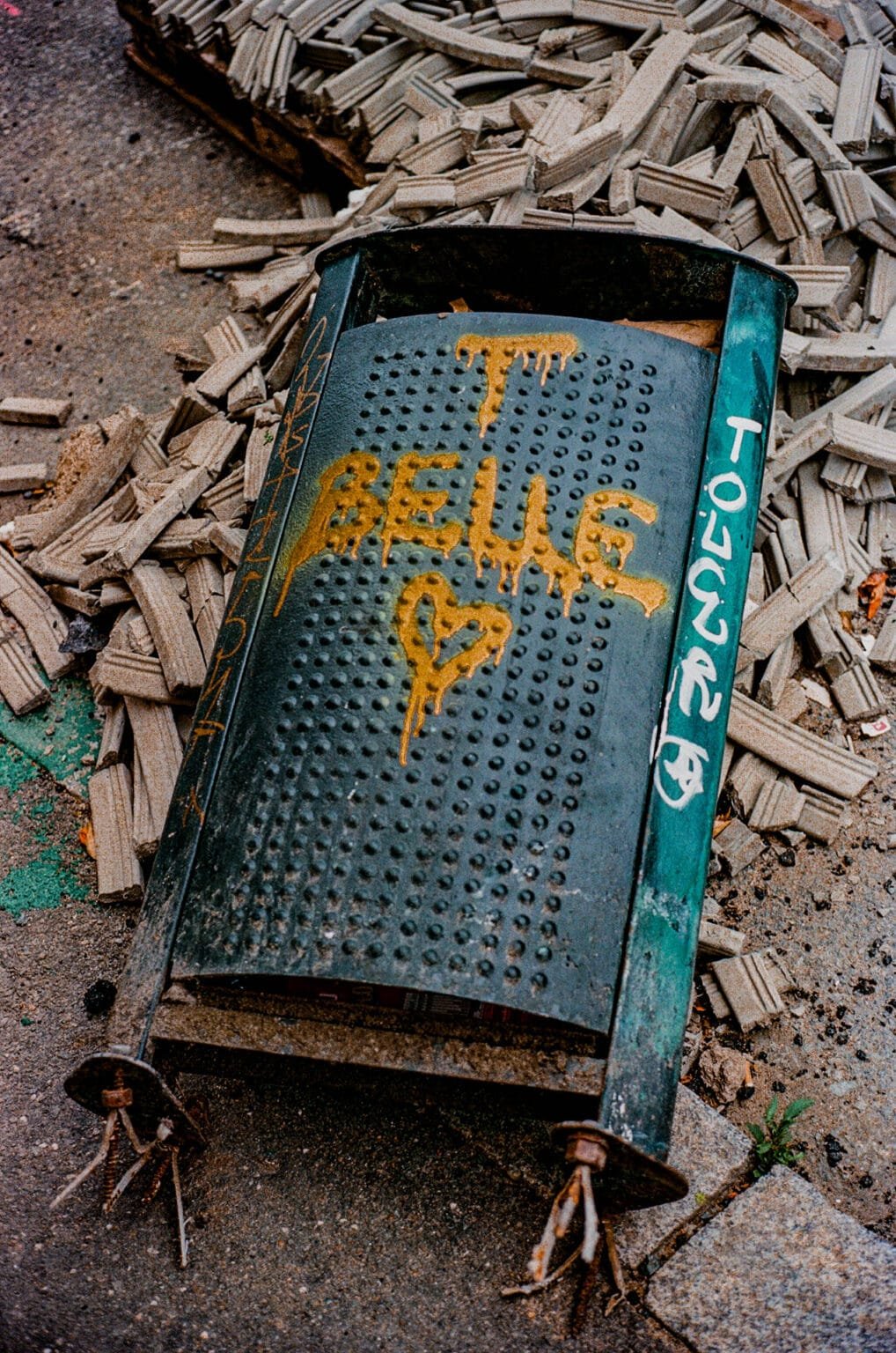 Poubelle renversée taguée “T Belle” près du Lieu Unique à Nantes, photographie sur pellicule Portra 160 avec un Leica M3.