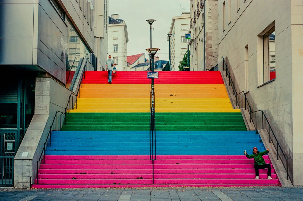 Escalier peint aux couleurs arc‑en‑ciel sur la rue Beaurepaire à Nantes, capturé en couleur avec un Leica M3 et pellicule Portra 160