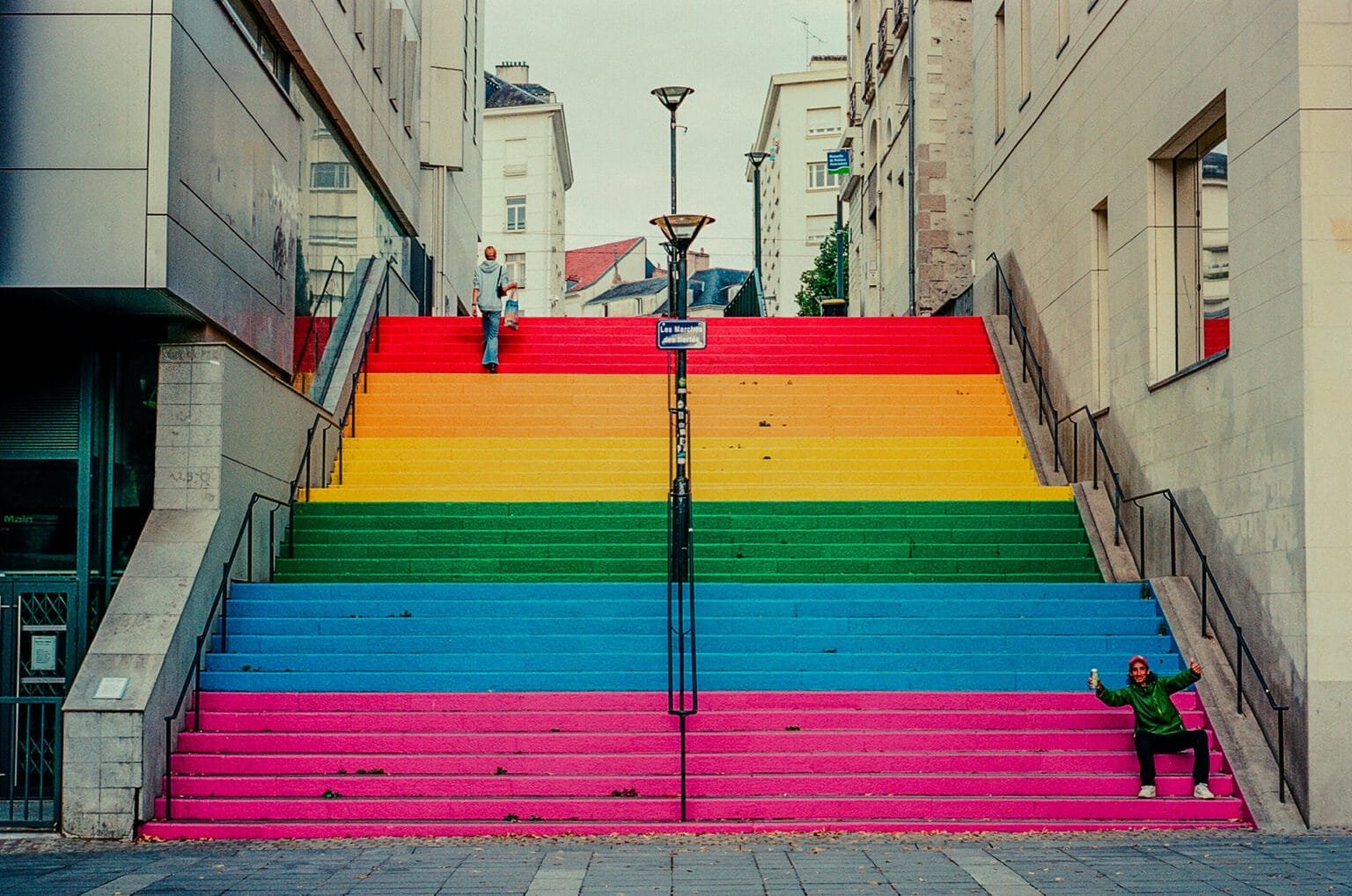 Escalier peint aux couleurs arc‑en‑ciel sur la rue Beaurepaire à Nantes, capturé en couleur avec un Leica M3 et pellicule Portra 160