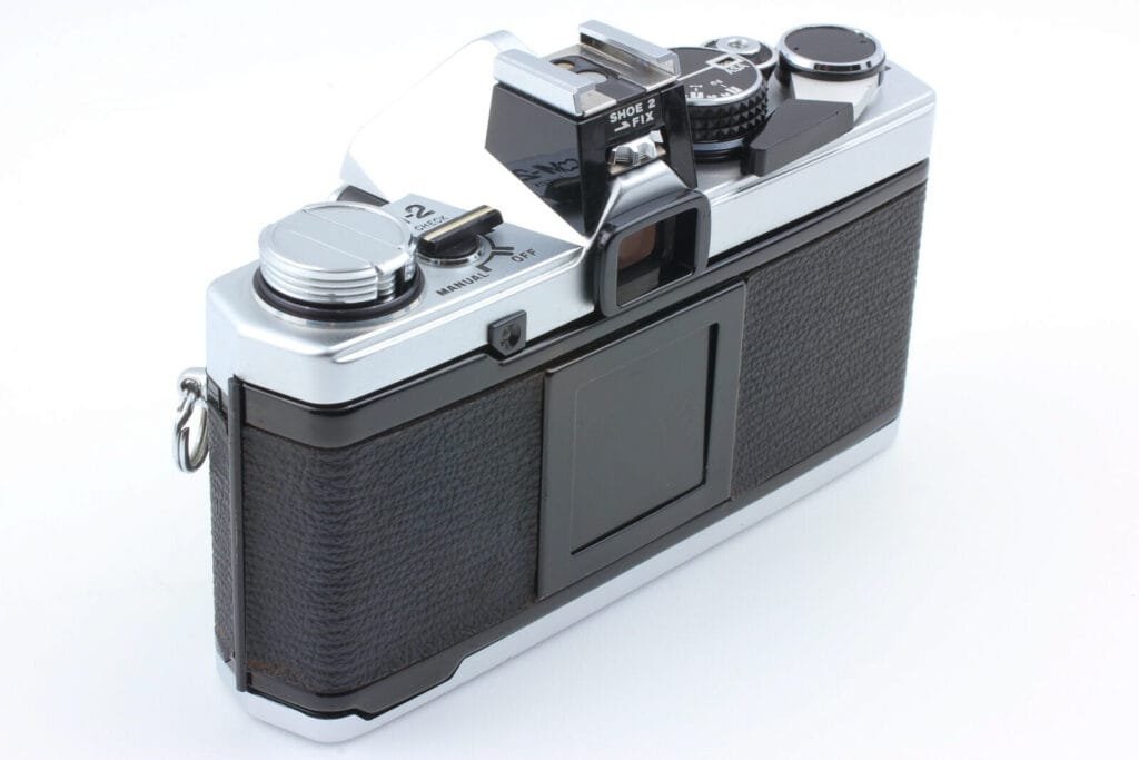 Vue arrière de l’Olympus OM-2 montrant le dos de l’appareil et le viseur.