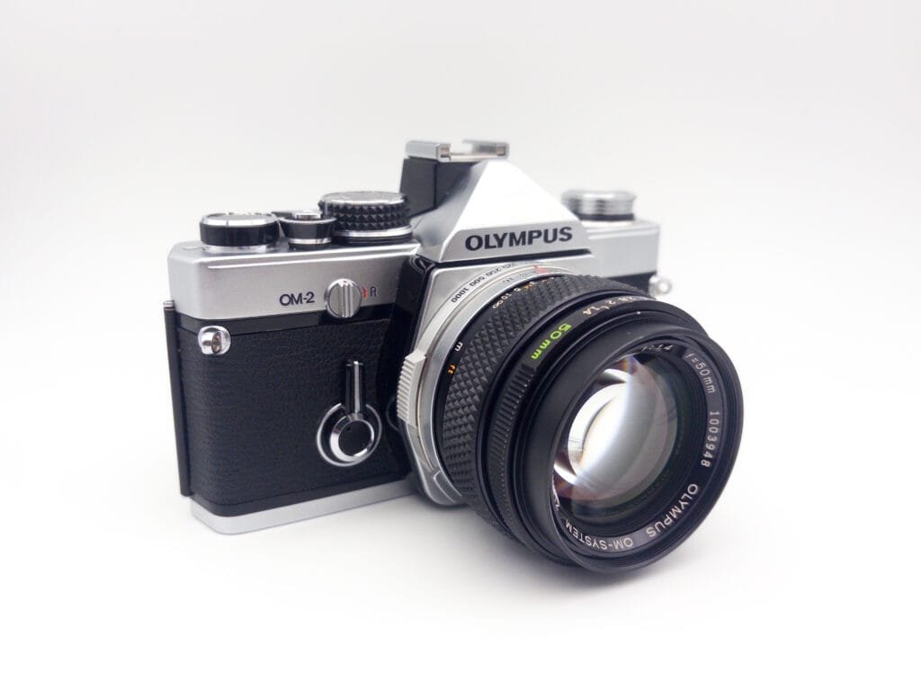 Appareil photo Olympus OM-2 avec objectif Zuiko 50mm f/1.4.