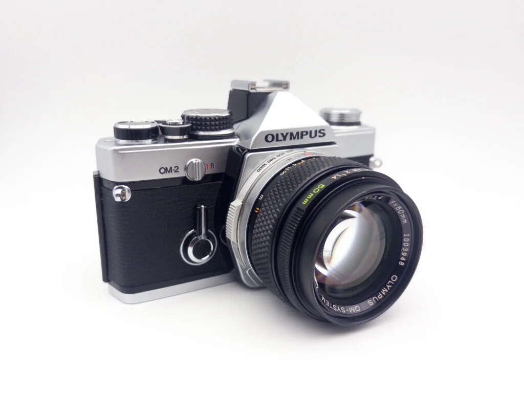 Appareil photo Olympus OM-2 avec objectif Zuiko 50mm f/1.4.
