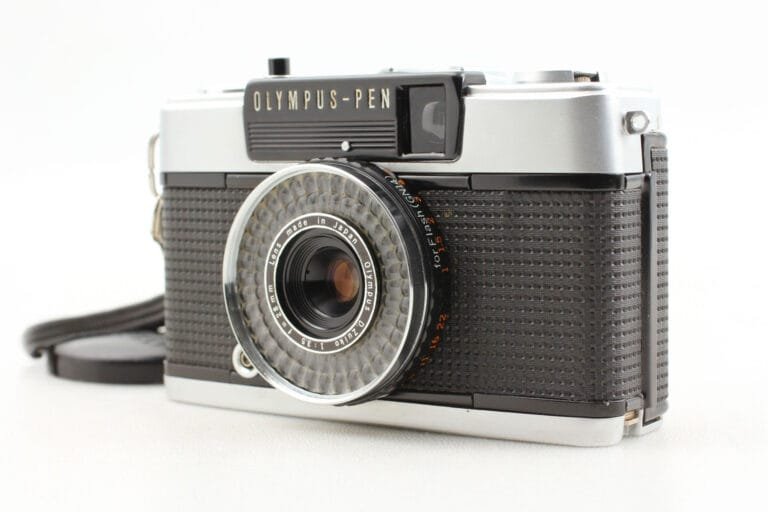 Vue rapprochée de l’Olympus Pen EE-3, appareil photo demi-format avec objectif 28mm f/3.5.