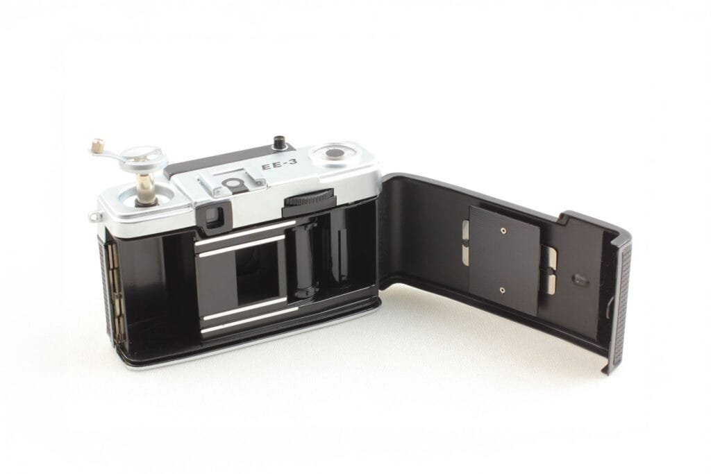 Intérieur de l’Olympus Pen EE-3 avec le dos ouvert, montrant le compartiment pour film 35 mm demi-format.