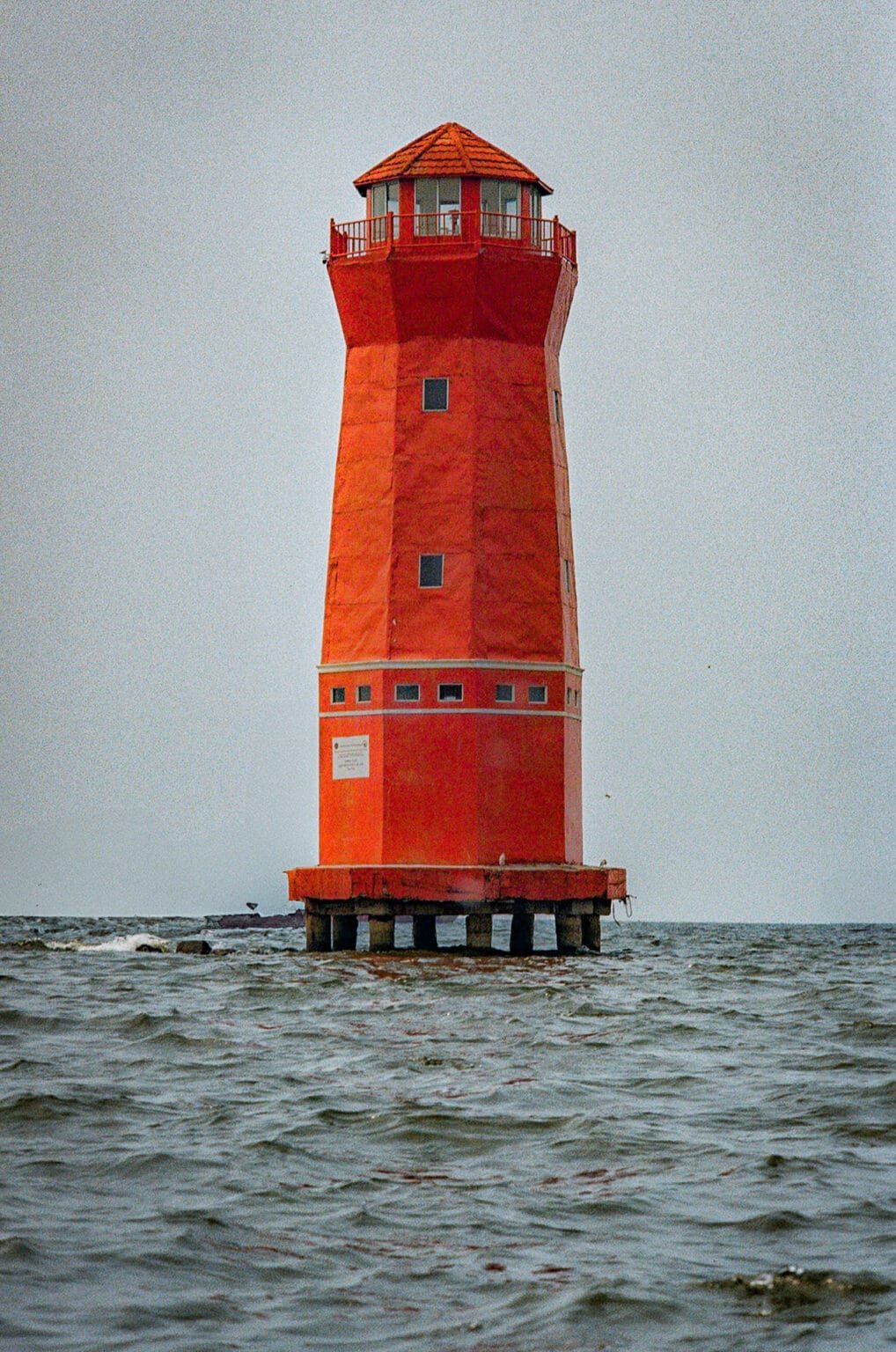 Phare rouge du port de Jakarta photographié en couleur depuis la mer avec un Nikon F3 HP et un objectif Nikkor 105mm.