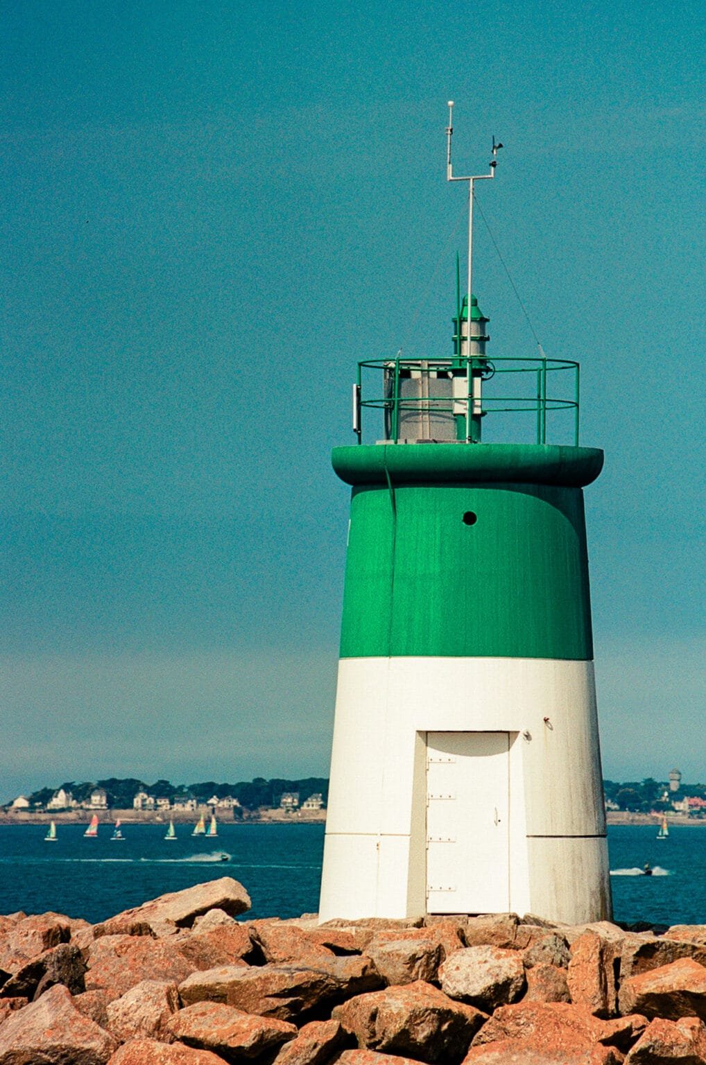 Phare vert et blanc de Pornichet photographié en gros plan sur la jetée, Nikon F3 HP et Nikkor 105mm.