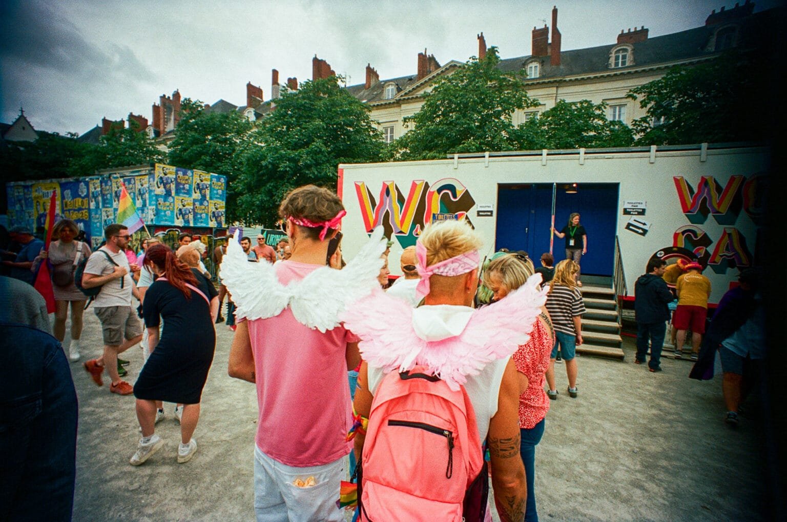 Deux personnes portant des ailes d’ange blanches et roses lors de la Marche des Fiertés de Nantes 2025.