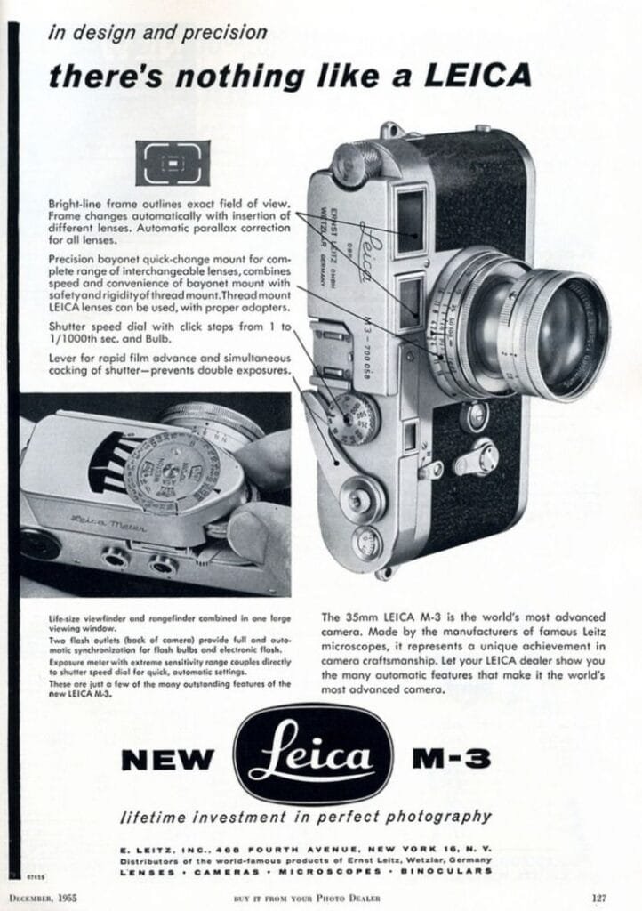 Publicité de 1955 pour le Leica M3 en noir et blanc, détaillant les caractéristiques techniques de l’appareil photo 35mm.