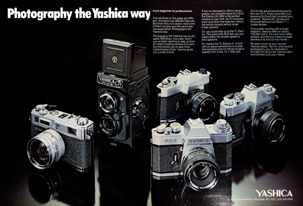 Publicité des années 1970 montrant le Yashica Mat-124G aux côtés d’appareils Reflex Yashica, avec le slogan “Photography the Yashica way”.