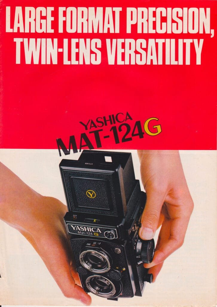 Affiche promotionnelle du Yashica Mat-124G avec fond rouge, vantant la précision du moyen format et la polyvalence des objectifs jumelés.