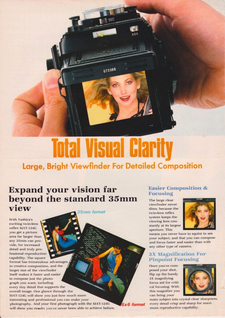 Gros plan sur le viseur du Yashica Mat-124G montrant un portrait, illustrant la luminosité et la précision du viseur.