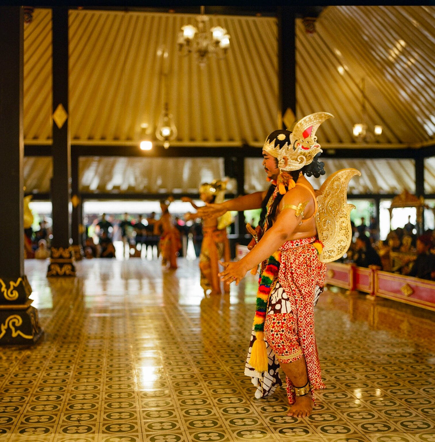 Danseur javanais en costume traditionnel lors d’un spectacle au Kraton de Yogyakarta.