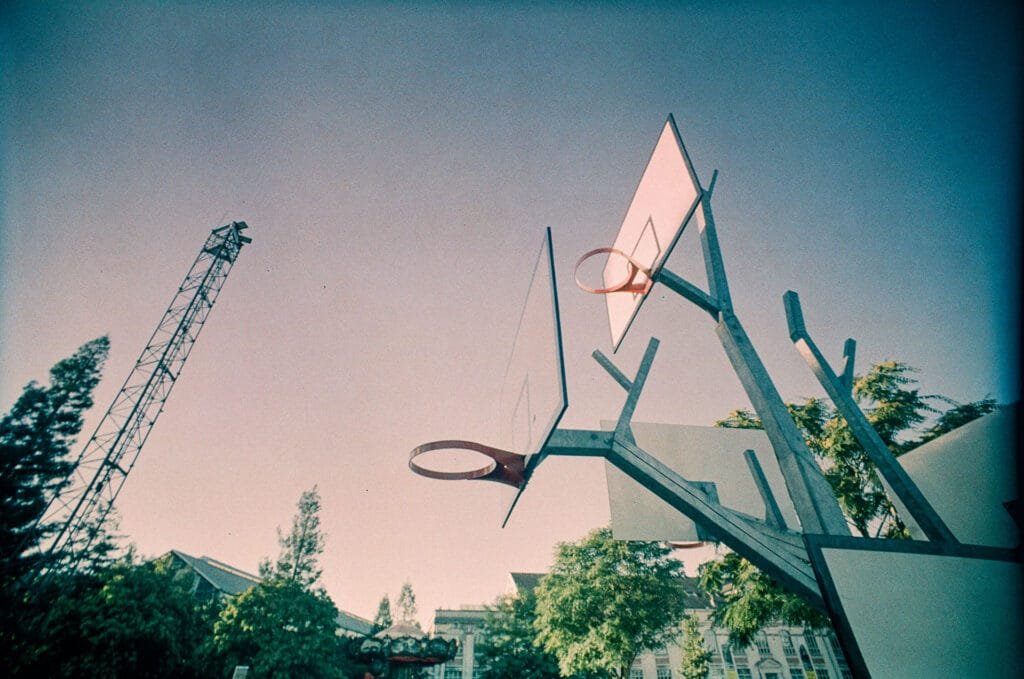 Panneaux de basket installés sur des structures métalliques artistiques aux Machines de l’Île de Nantes.