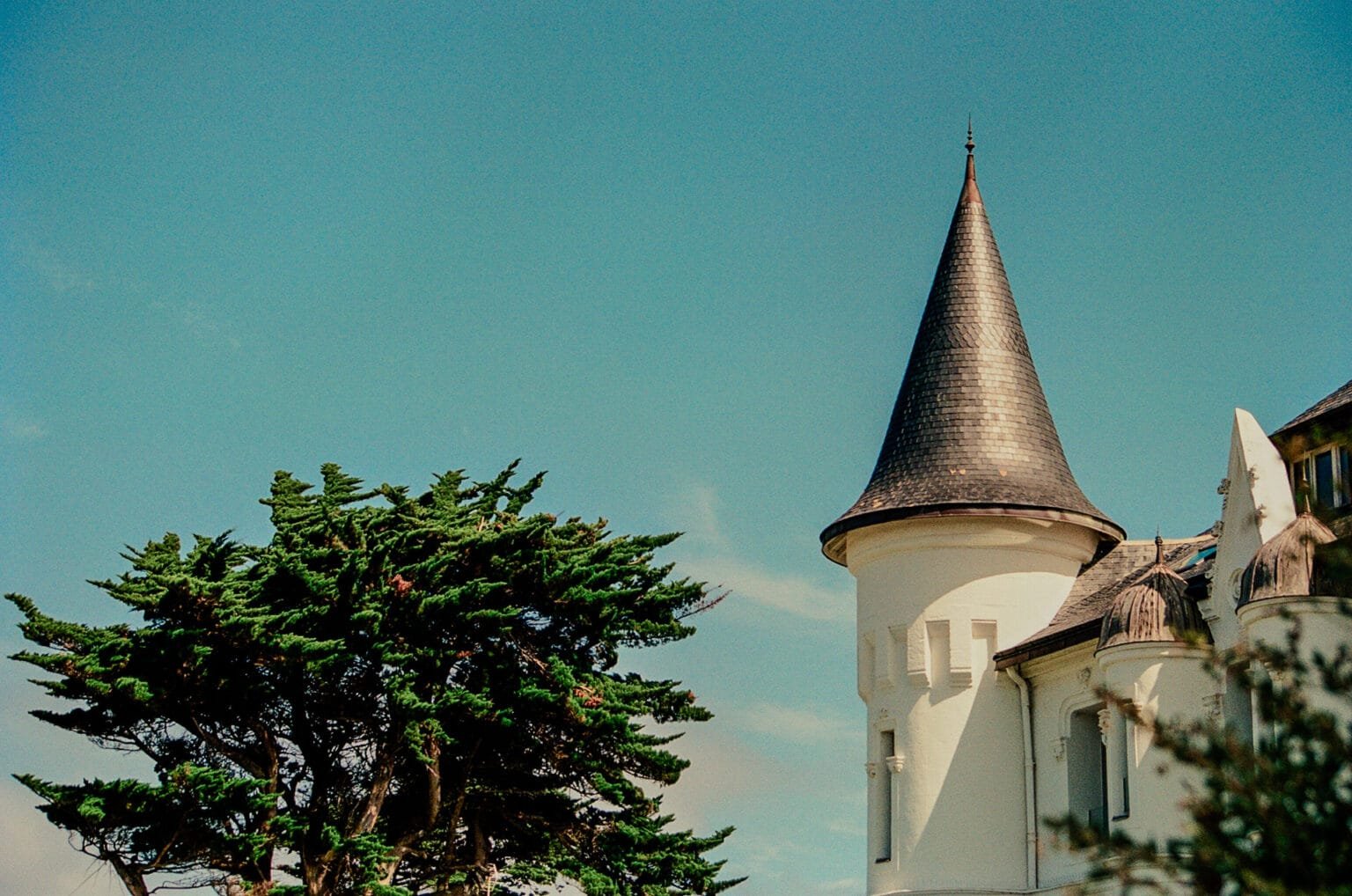 Villa balnéaire avec tour et cyprès à Pornichet, photographiée en couleur avec un Nikon F3 HP et un Nikkor 105mm.