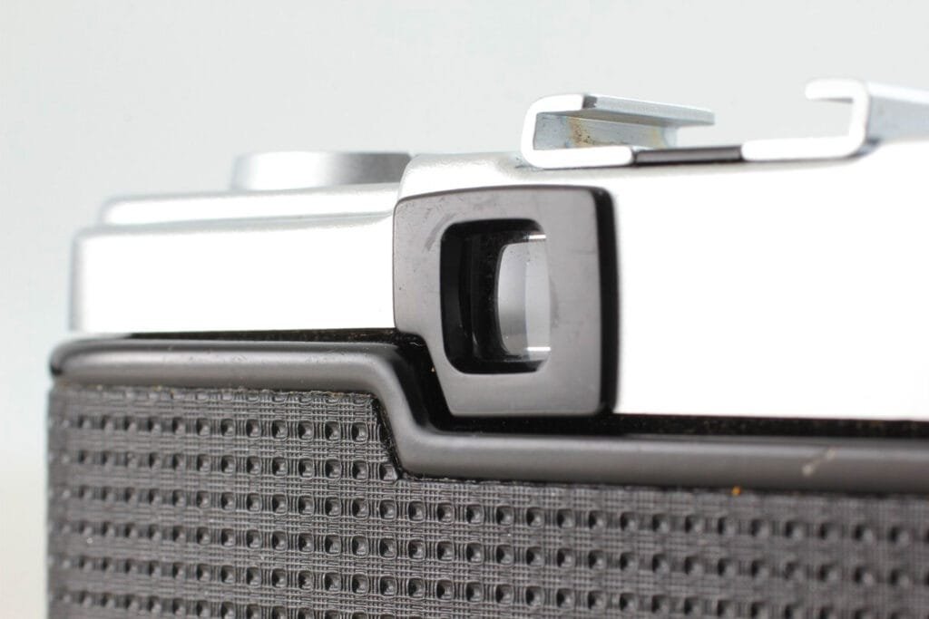 Détail du viseur arrière de l’Olympus Pen EE-3, avec sa finition métallique et gainage texturé noir.