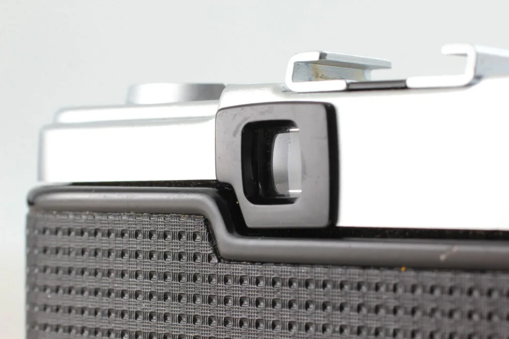 Détail du viseur arrière de l’Olympus Pen EE-3, avec sa finition métallique et gainage texturé noir.