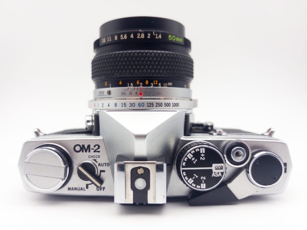 Vue de dessus de l’Olympus OM-2 avec objectif Zuiko 50mm f/1.4.