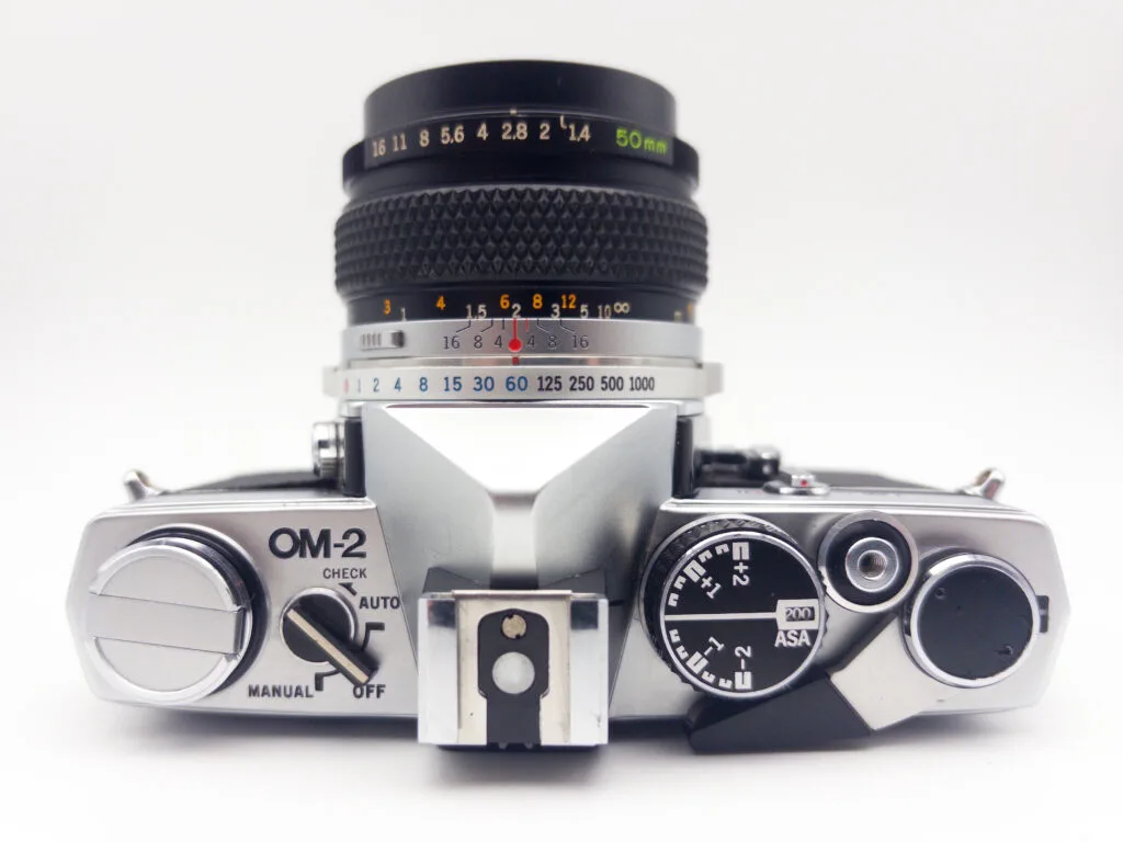 Vue de dessus de l’Olympus OM-2 avec objectif Zuiko 50mm f/1.4.