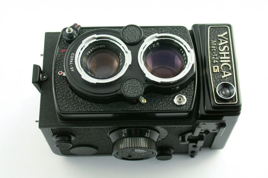 Vue de dessus du Yashica Mat-124G montrant ses deux objectifs Yashinon et la molette de mise au point.