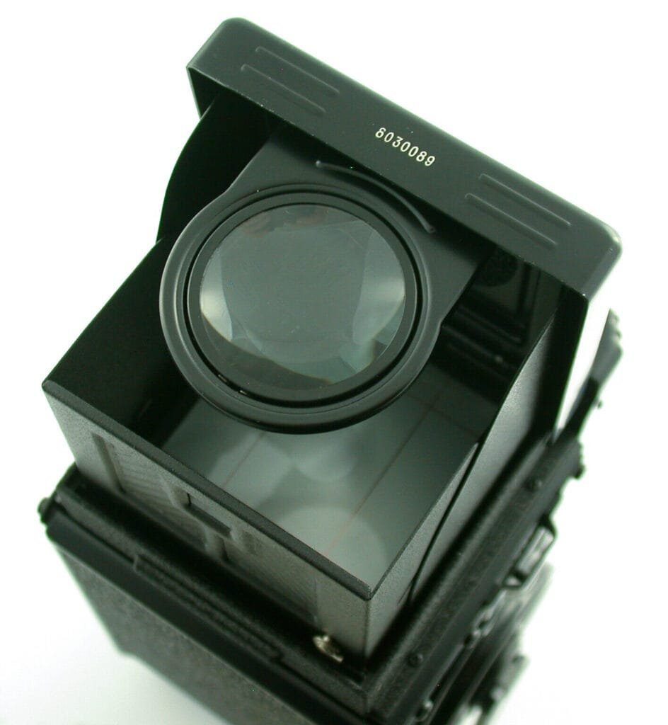 Loupe de mise au point déployée sur le viseur de poitrine du Yashica Mat-124G.