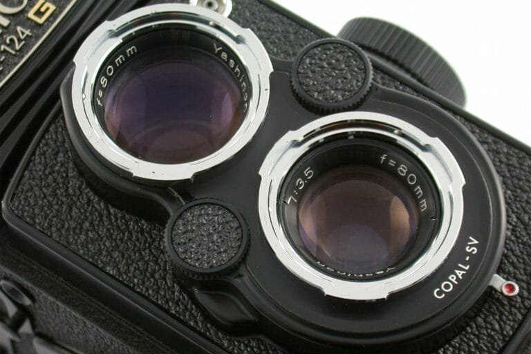 Gros plan sur les deux objectifs Yashinon 80mm du Yashica Mat-124G, avec mention Copal-SV.