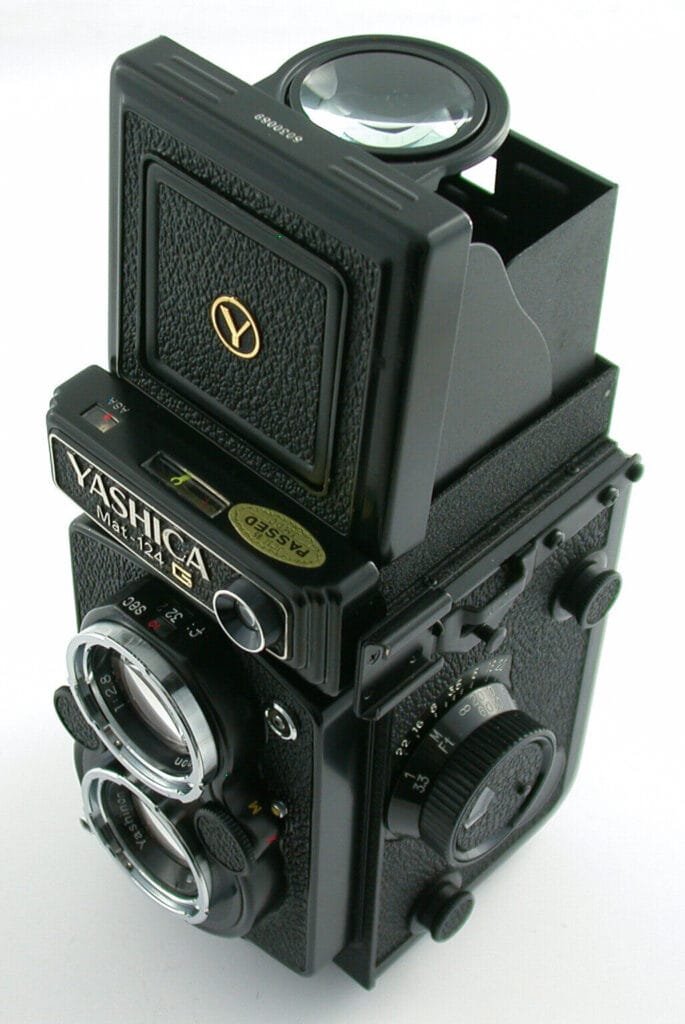 Yashica Mat-124G vu en plongée avec le viseur de poitrine ouvert et la loupe de mise au point relevée.