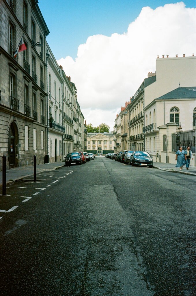 Vue en perspective de la rue de l’Hôtel de Préfecture à Nantes, menant à la préfecture, photographiée en couleur avec un Olympus AF-1.