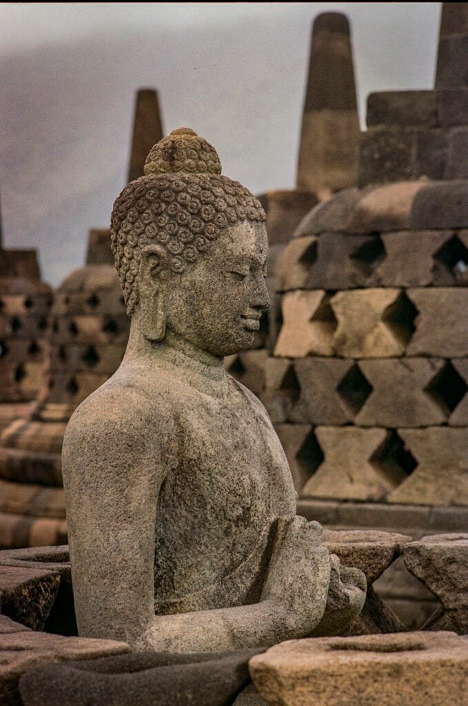 Statue de Bouddha en pierre au temple de Borobudur, Java, photographiée en couleur sur pellicule Portra 160.