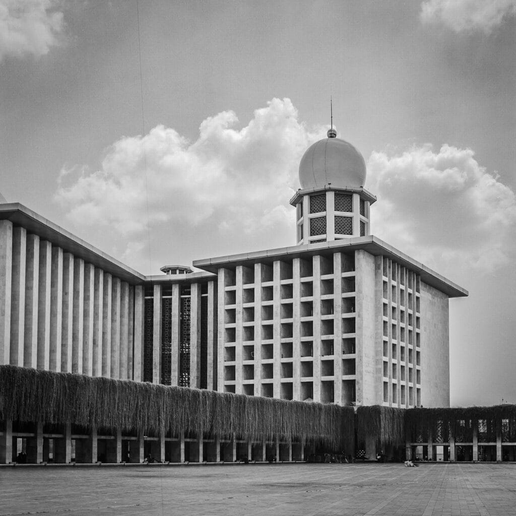 Vue extérieure de la Grande Mosquée Istiqlal à Jakarta, capturée en noir et blanc depuis la cour.