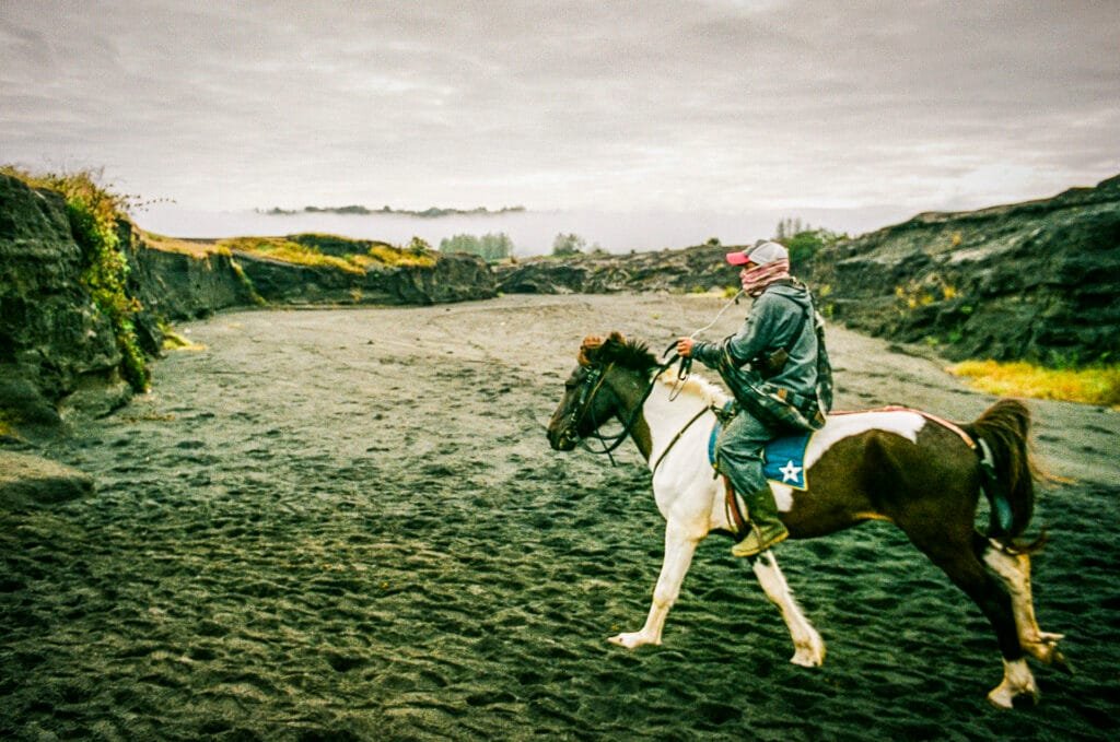Guide javanais à cheval dans le cratère cendré du Mont Bromo, photographié au petit matin.