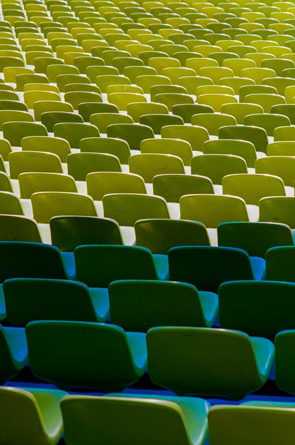 Rangées de sièges verts vides au stade olympique de Munich, photographiées en Portra 160 avec un Nikon F3 HP.