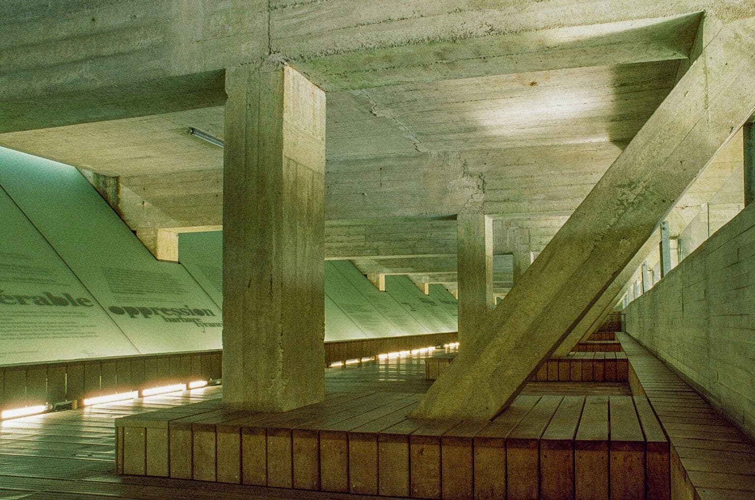 Structure en béton brut avec piliers et poutres inclinées au Mémorial de l’esclavage à Nantes, capturée en grand angle.