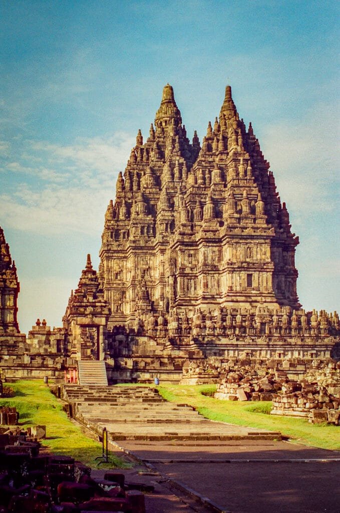 Vue du temple principal de Prambanan sous une lumière dorée du matin.
