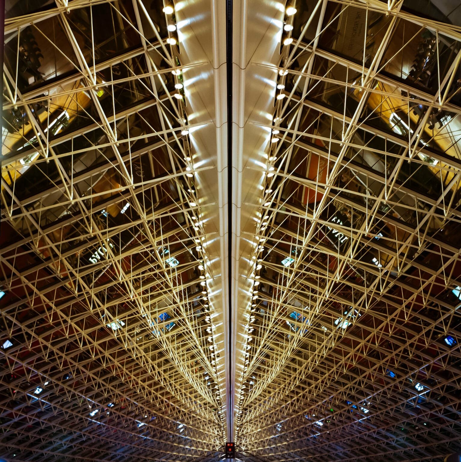 Plafond géométrique du terminal de l’aéroport Charles-de-Gaulle, vu en symétrie, photographié en moyen format.