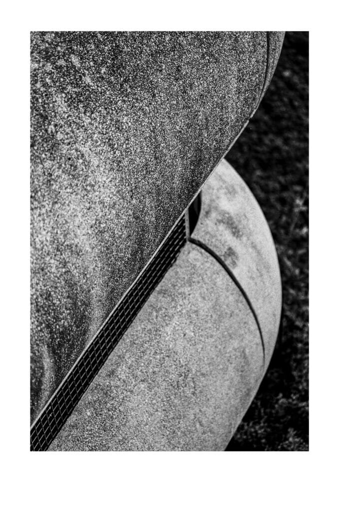 Détail géométrique du parking Gare Nord de Nantes en béton, photographié en noir et blanc avec un Nikon F3 HP.