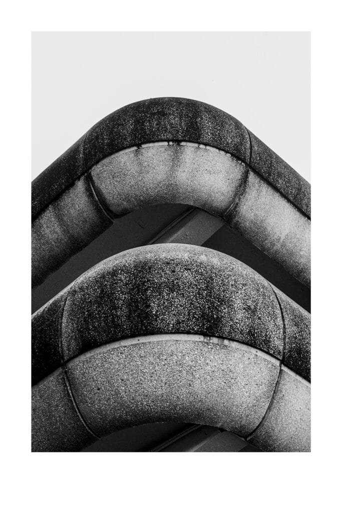 Détail architectural en béton arrondi du parking Gare Nord de Nantes, photographié en noir et blanc avec un Nikon F3 HP.