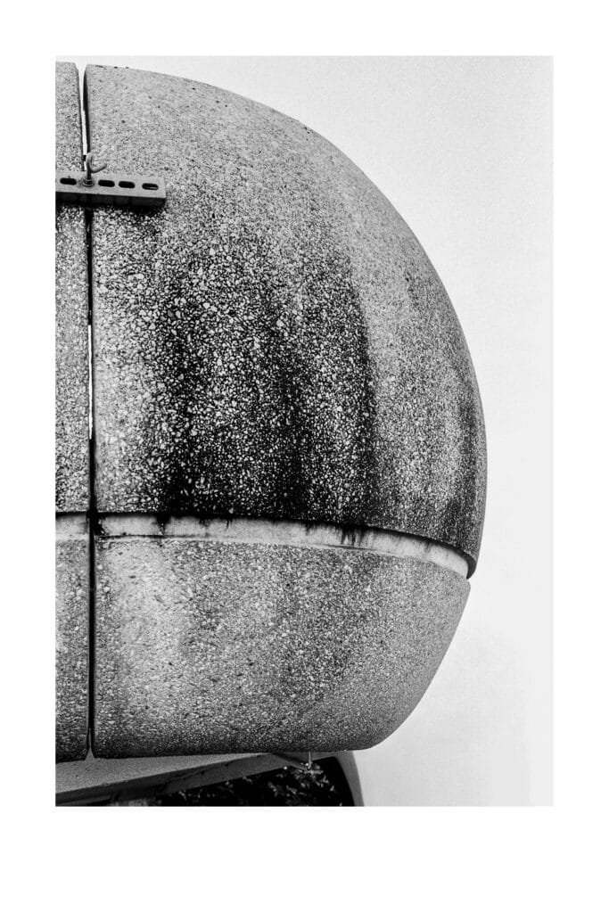 Détail d’une façade en béton arrondie du parking Gare Nord de Nantes, photographiée en noir et blanc avec un Nikon F3 HP.