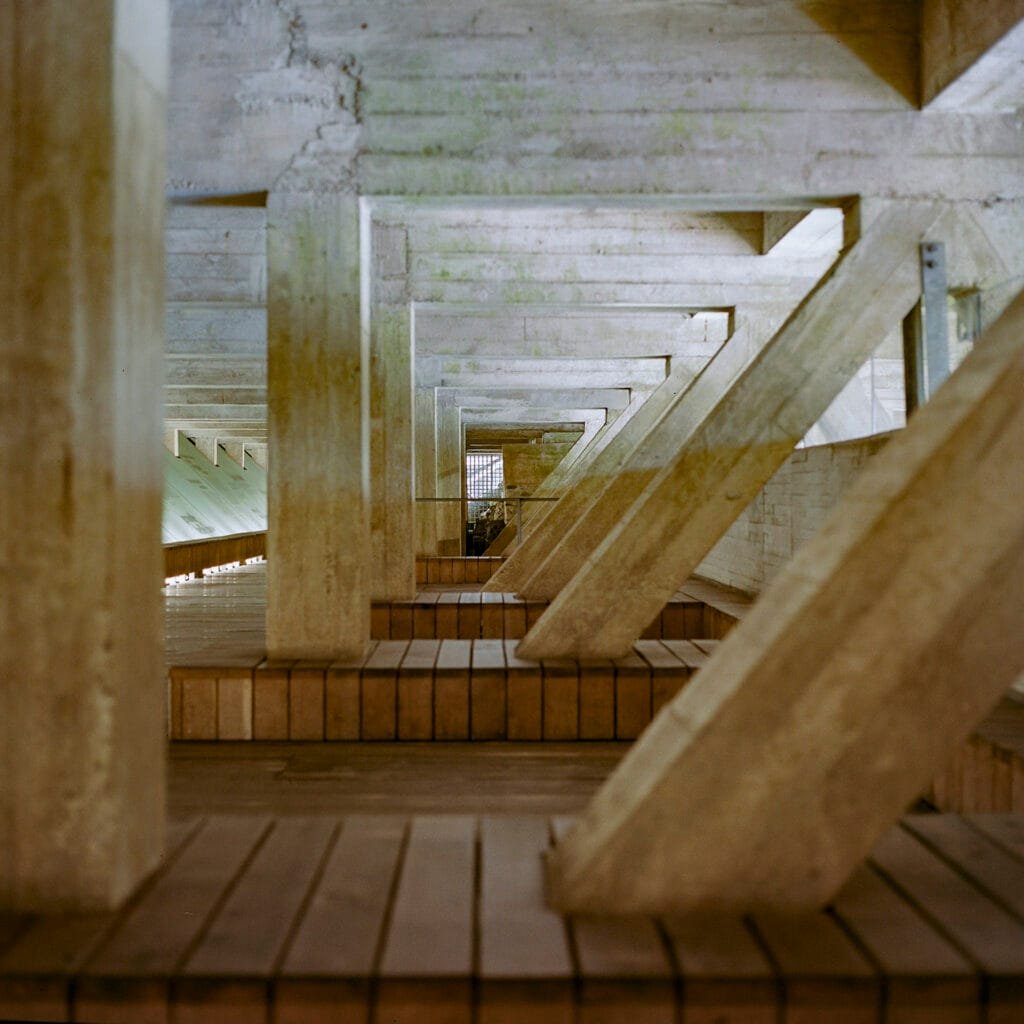 Vue en enfilade des poutres inclinées et du sol en bois au Mémorial de l’abolition de l’esclavage à Nantes